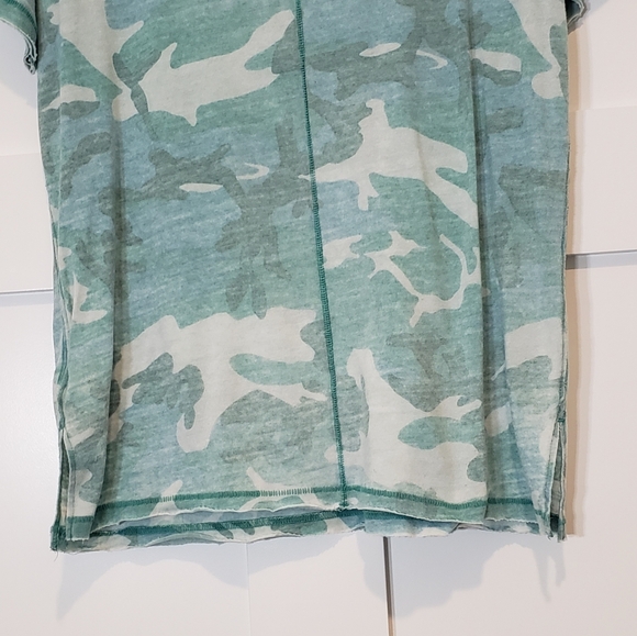 Free People Tourist T Shirt Green Camo Print Short Sleeve Size Medium - Picture 11 of 12
